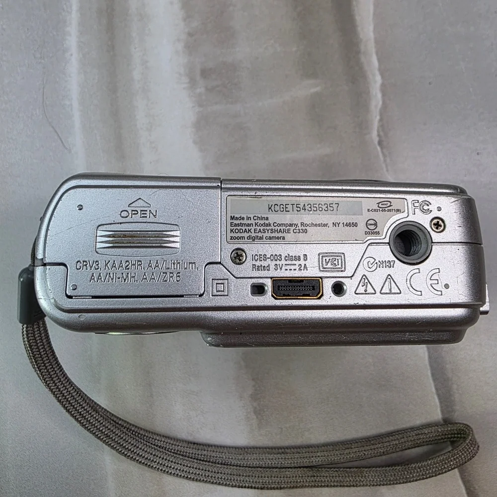 Kodak EasyShare C330 Silver Digital Camera 4.0MP 3x Optical Zoom Retinar Lens S3